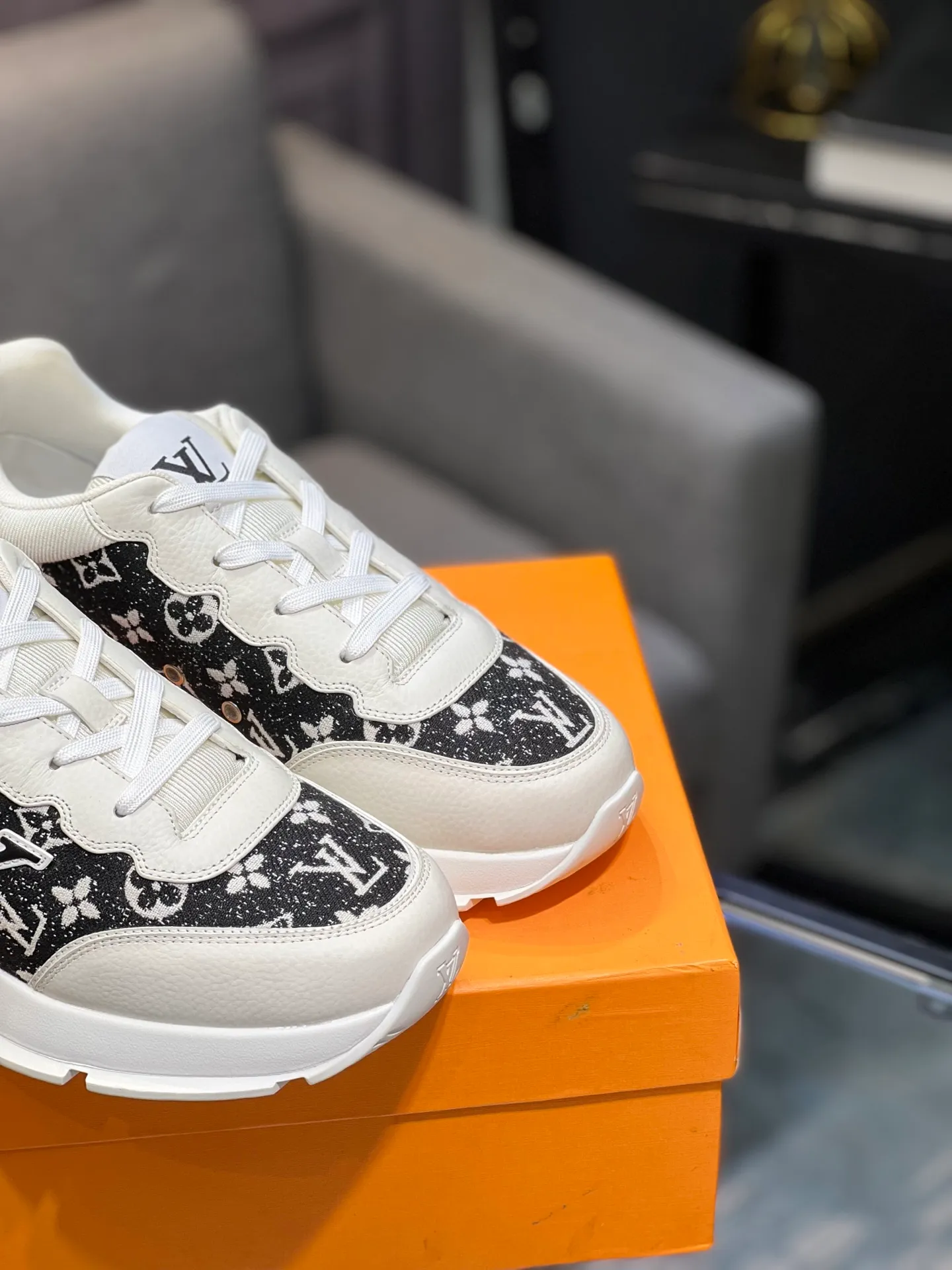 Men's shoes 💰640 LV | Louis Vuitton 2025𝐬𝐬 New spring and summer styles for couples, men's styles come out first. The counter features the latest casual shoes. Hard goods are new🆕 ❥Purchase level! Full of high-end feel! A popular model among bloggers at home and abroad, it’s retro and fashionable and looks amazing on your feet! Wear a lot of happiness! Mainly recommended model on the official website★ ▪️Upper: Original custom-made imported calfskin fabric ▪️Inner lining: breathable gauze imported from Italy ▪️Outsole: rubber foam ➕tpu high-end outsole ▪️Shoe size: 36-44 (customized for 45 and 46)
